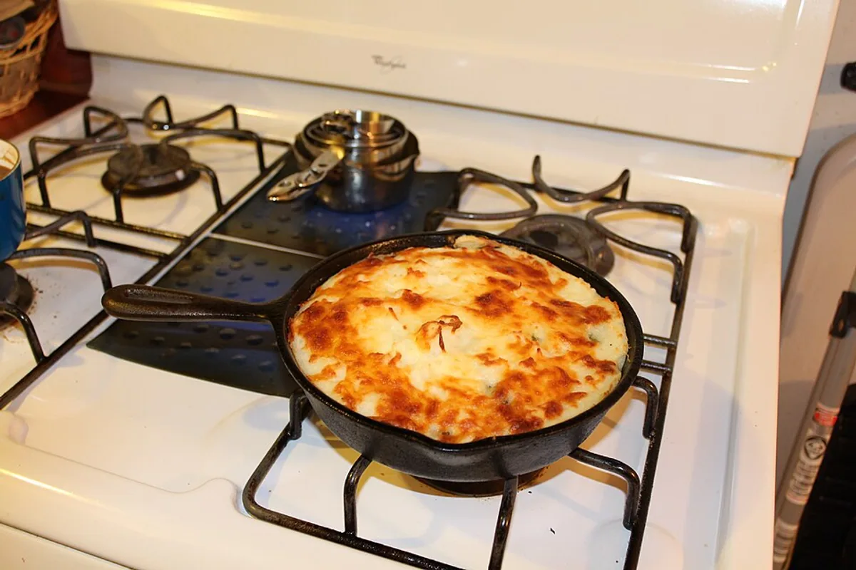 Skillet cottage pie with browned mashed potato and mozzarella topping