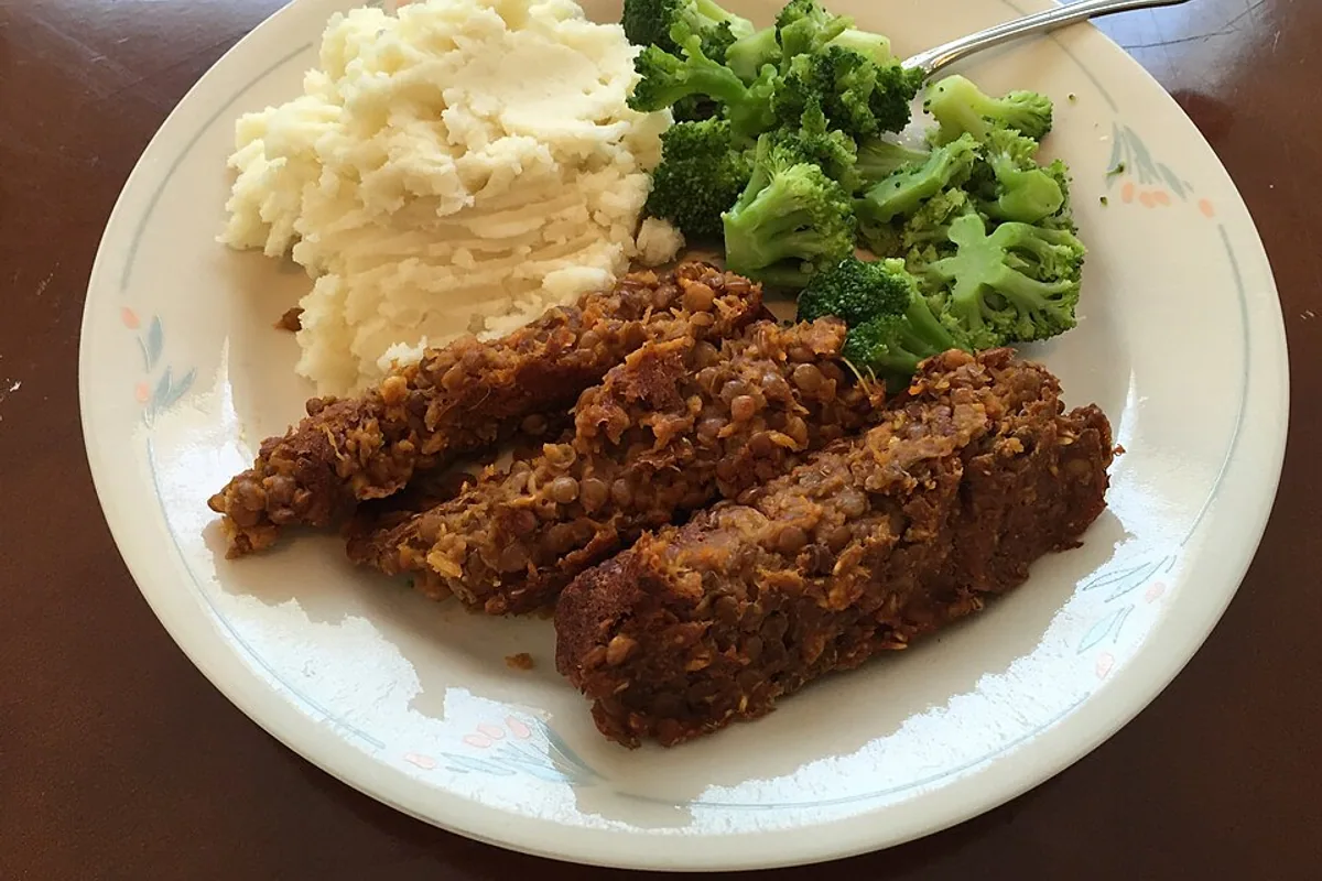 Sliced lentil loaf with mashed potatoes and steamed broccoli