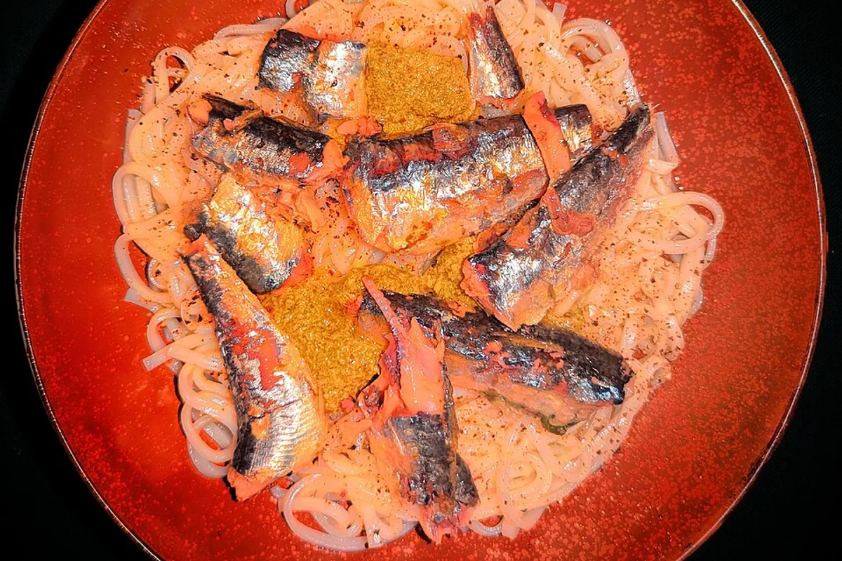 Sardine pieces and pesto on Japanese wheat noodles with black pepper