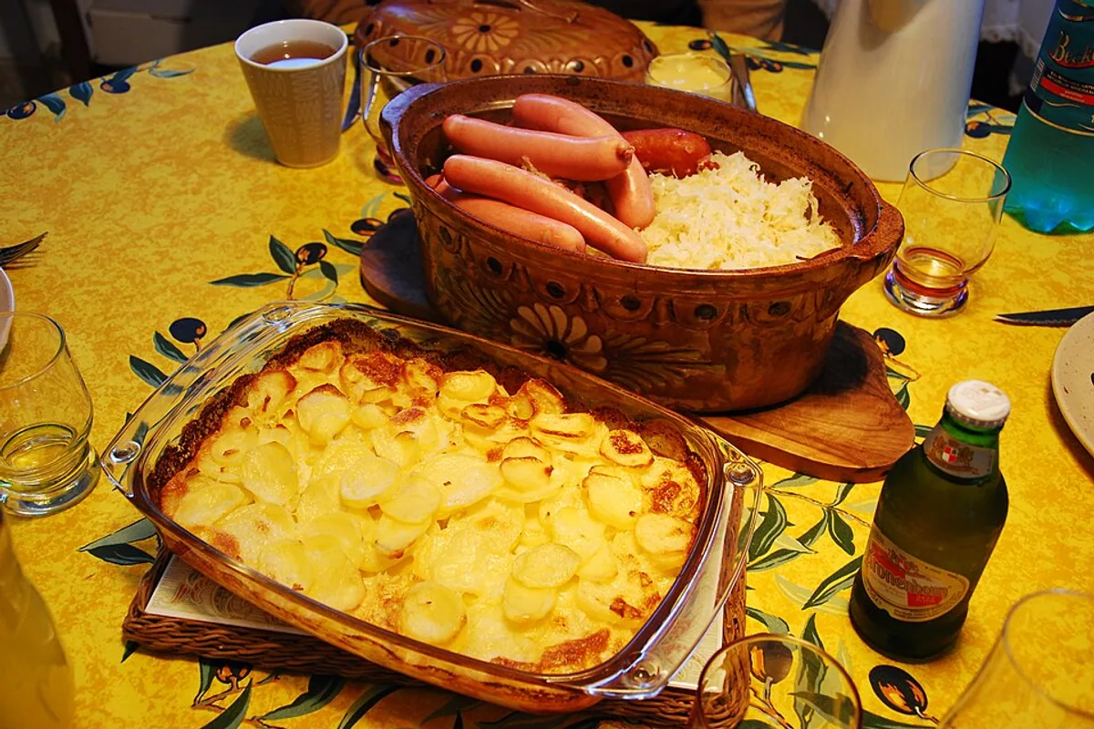 Smoked sausages with sauerkraut and browned potato gratin