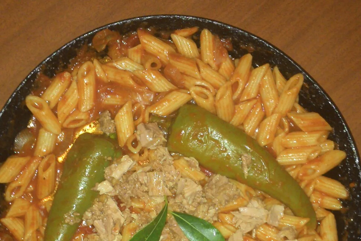 Tuna penne with tomato sauce and green pepper