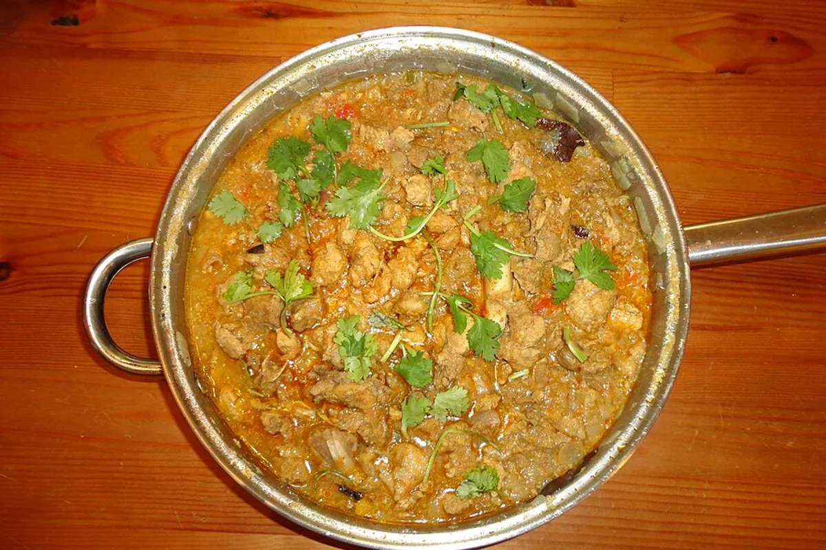 Turkey pieces and peas in a golden curry sauce with herbs